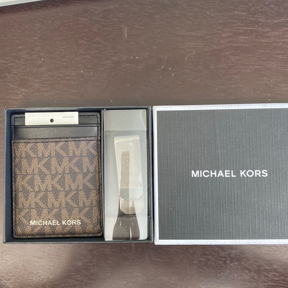 Michael Kors monogram credit card holder w money clip (brown/black)